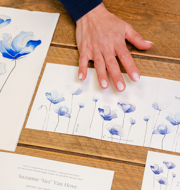 op maat gemaakte rouwkaarten met blauwe bloemen van the memorial makers